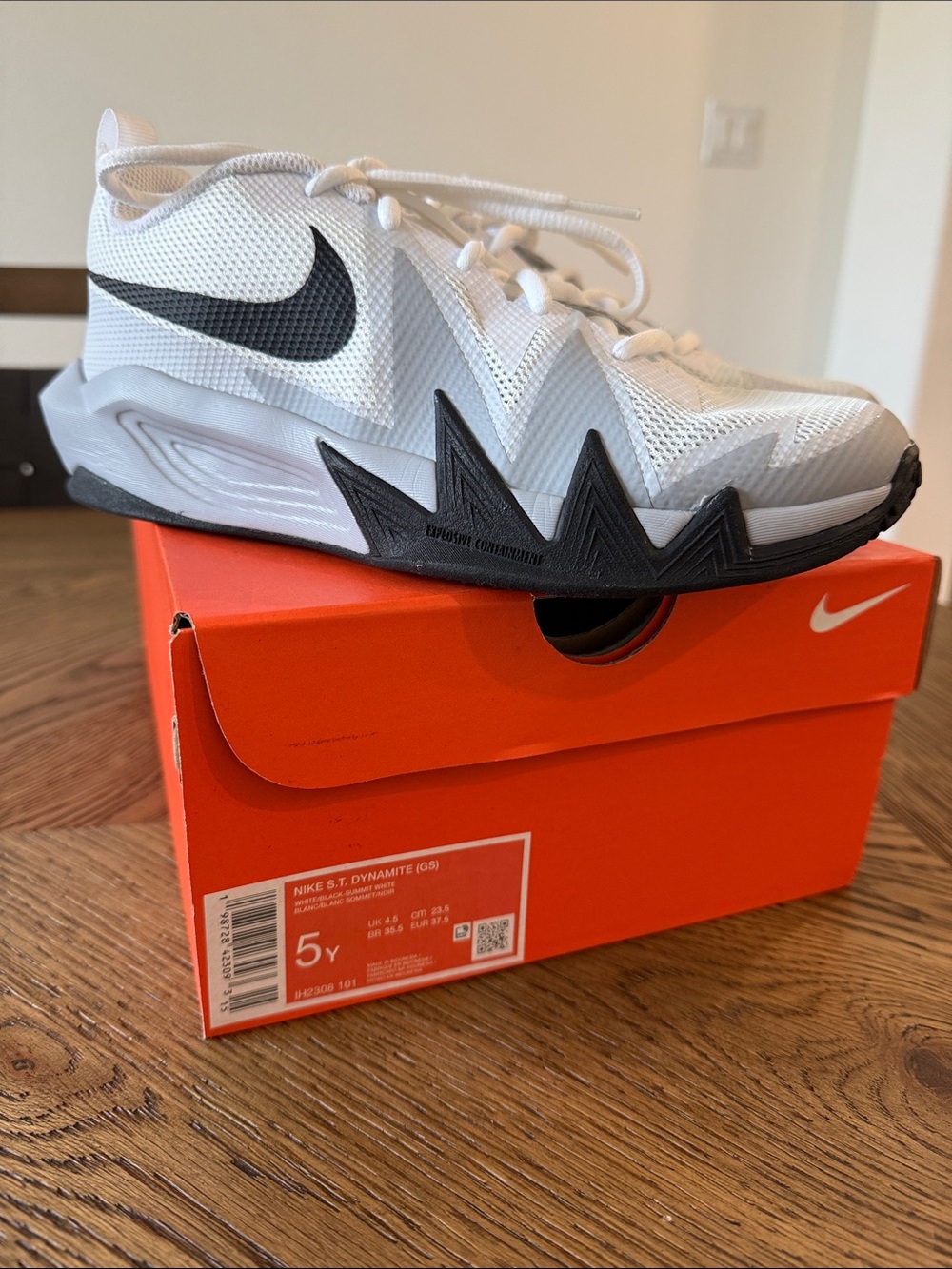 Boy’s Big Kid Nike White and Black Low-Top Sneakers